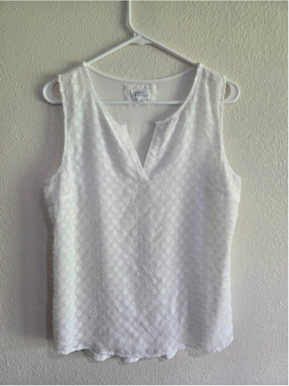 Women’s L Market & Spruce White Textured V-Neck Sleeveless Blouse